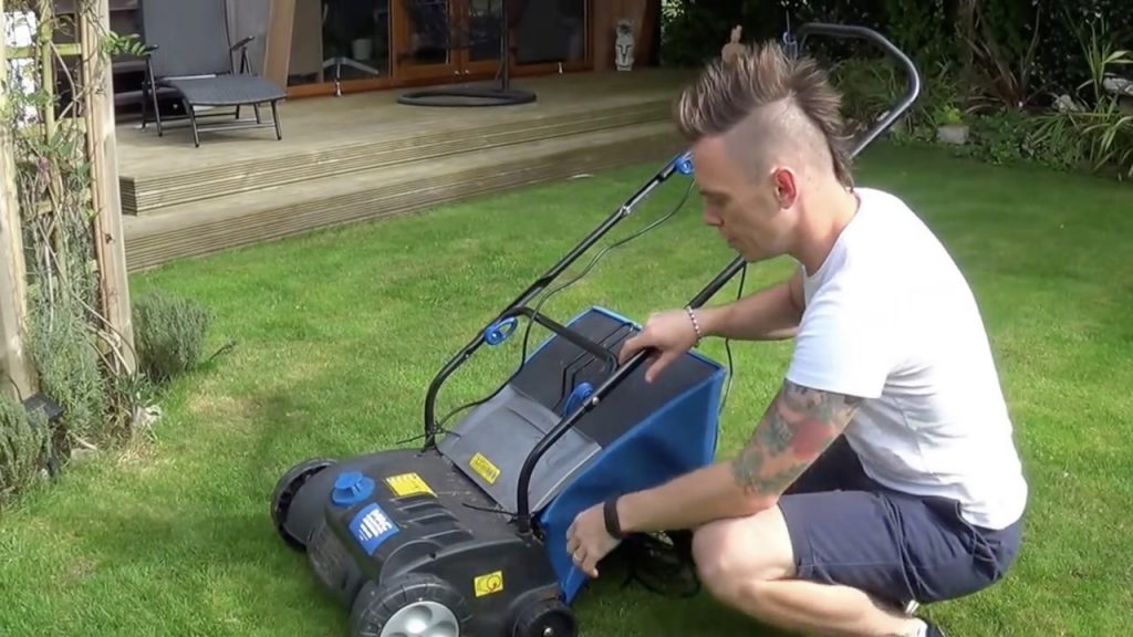 An electric scarifier for a lawn